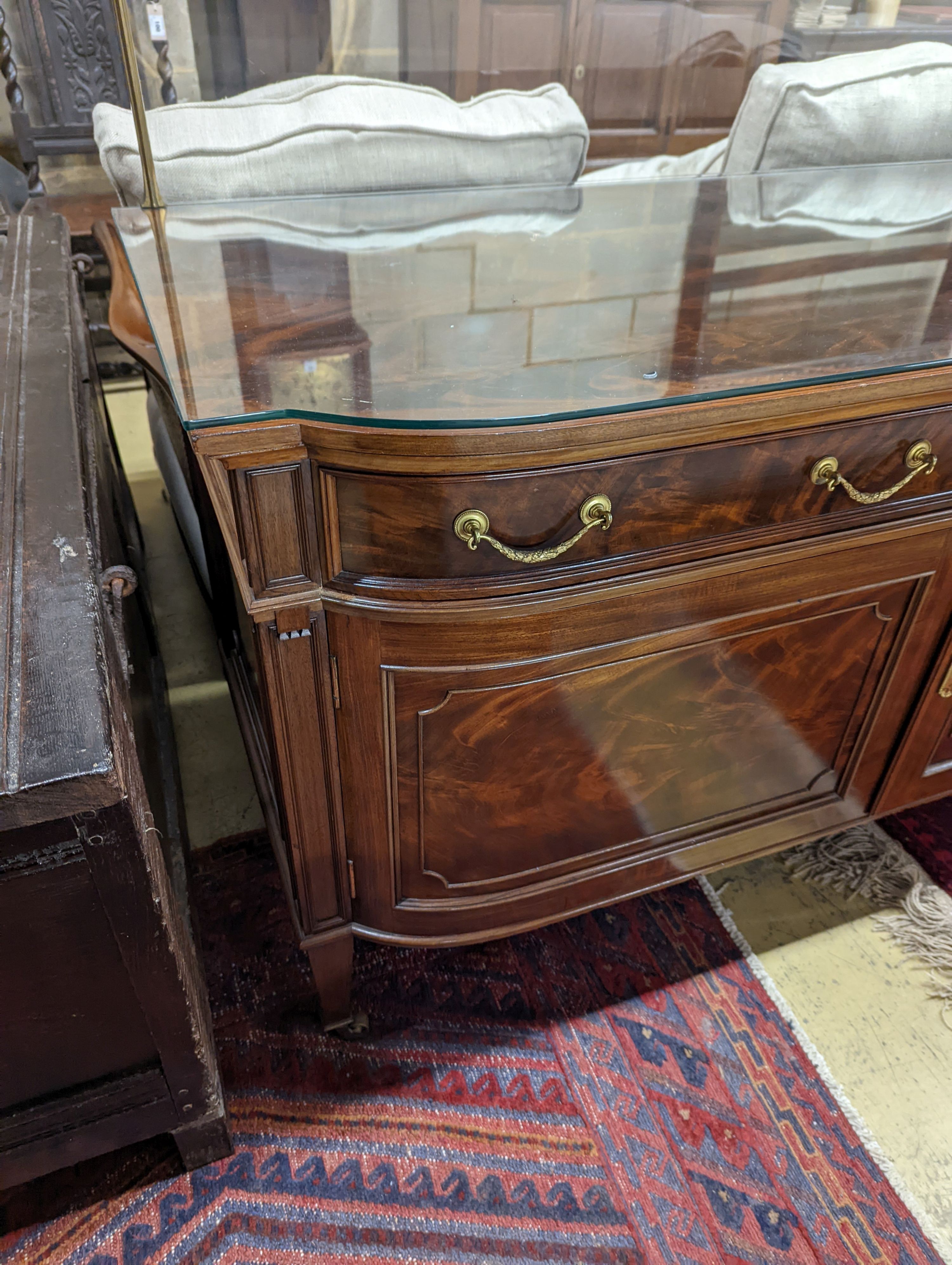 A reproduction Continental mahogany wash stand, width 130cm, depth 60cm, height 122cm